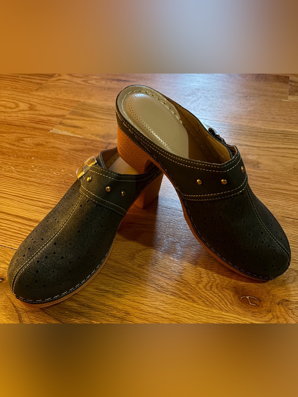 Very lights comfortable to walk Women’s black Block Heel Clog